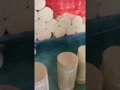 竹の棒の頭を切る